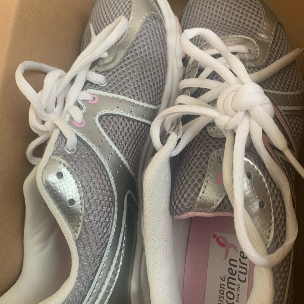 NewBalance 665 Walking Shoe Breast Cancer Edition